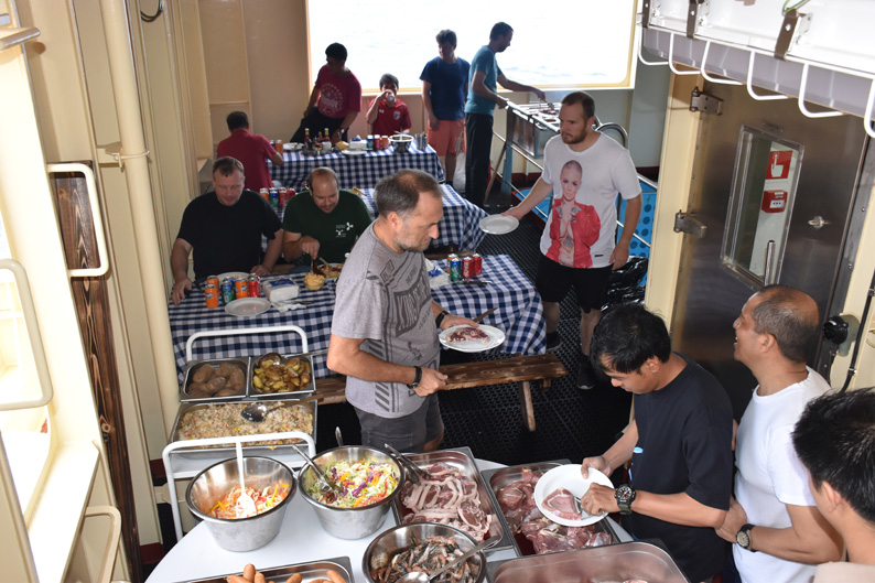 DSC_0021-Lørdagshygge med BBQ oppe ved poolen.jpg